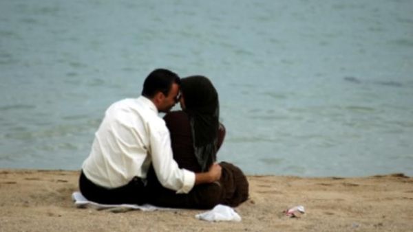 Apparently, female presence can affect male cognition. (Image source: "gloria-weddings.com")