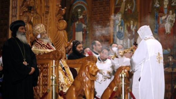 The body of Pope Shenouda III is being placed on the papal chair in the main cathedral in Cairo for three days while his followers mourn. (Image source: "thejakartapost.com")