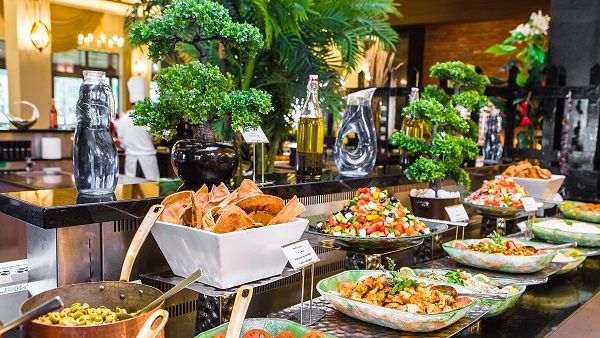 يشمل البوفيه مجموعة من المأكولات العربية والمشاوي المفضلة للضيوف والأطباق العالمية، بالإضافة إلى محطات الطهي الحي والمشروبات الرمضانية المميزة وتشكيلة من المزات والمأكولات المنزلية.