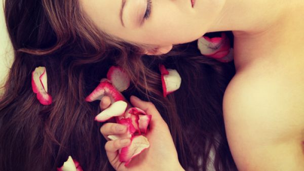 من فوائد ماء الورد للشعر السيطرة على الدهون
