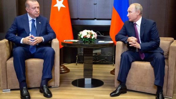 Russian President Vladimir Putin (R) meet with Turkish President Recep Tayyip Erdogan (L) in the Black Sea resort city of Sochi. (AFP/File)