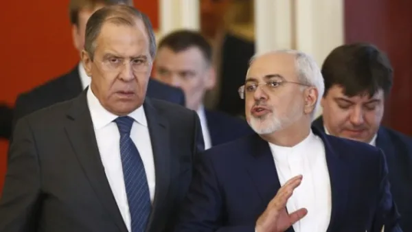 Russian Foreign Minister Sergei Lavrov, left, and Iranian Foreign Minister Mohammad Javad Zarif arrive for a joint press conference with the Russian and Iranian presidents at the Kremlin in Moscow, March 28, 2017. (AFP/ Sergei Karpukhin) 