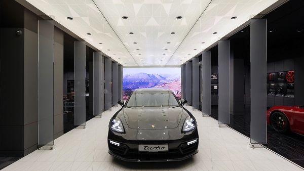 يغطّي استديو بورشه مساحة تزيد عن ‎309 أمتار مربّعة وهو يمتاز بموقع إستراتيجي في منطقة سوليدير للتسوّق في بيروت 