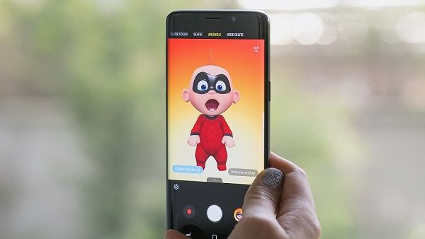 تتيح الرموز التعبيرية بتقنية الواقع المعزز والتي تم إطلاقها للمرة الأولى في هاتفي Galaxy S9 وGalaxy S9+.