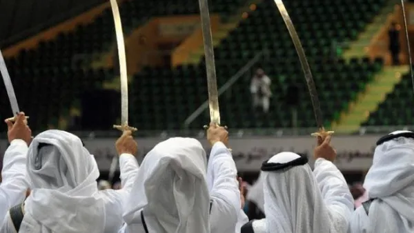رجل أمن من الشرطة تولى الجلد يوم الاثنين