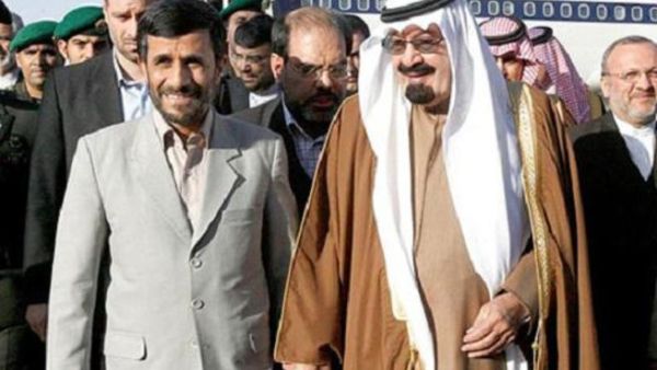 العاهل السعودي مستقبلا الرئيس الايراني خلال زيارته الاخيرة الى الرياض