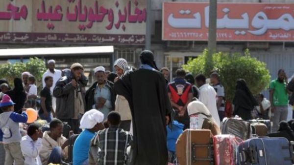 عمال اجانب ينتظرون الترحيل في الرياض /أ.ف.ب