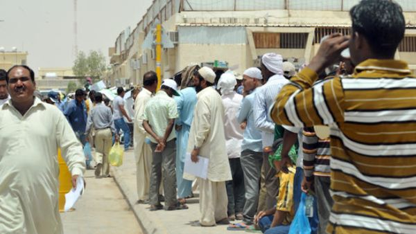 Expatriates wait to correct work documents outside the Saudi Labour Ministry (Source: AFP file photo)