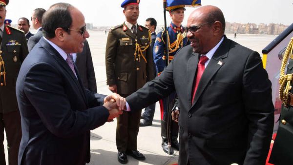 الرئيس المصري عبد الفتاح السيسي ونظيره السوداني عمر البشير / أرشيفية