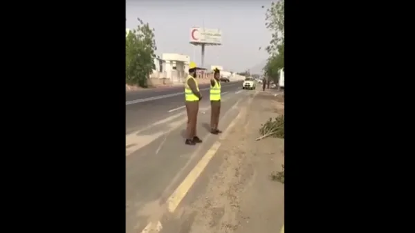 ضابط من رجال الدفاع المدني السعودي يهين بعض الأفراد التابعين لجهازه