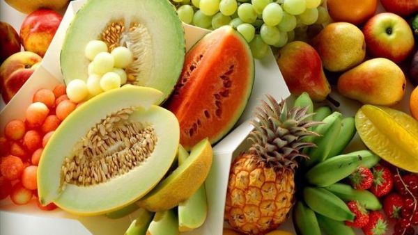 ان اسعار الخضار والفواكه تتذبذب حسب المنطقة التي تباع فيها الخضار والفواكه بسبب اختلاف اجور المحلات، بالاضافة الى أن الوسيط التجاري بين المزارع والتاجر يلعب دورا كبيرا في ارتفاع الأسعار