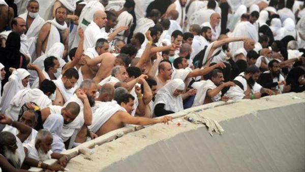  أداء نسك رمي الجمرات بمشعر منى