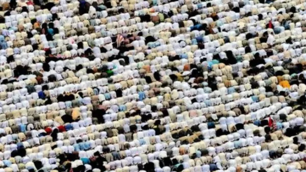 حجاج يصلون في الحرم المكي