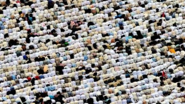 حجاج يؤدون الصلاة في المسجد الكبير في مكة المكرمة