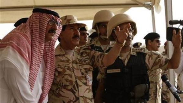 
لامير محمد بن نايف (بالرداء الابيض) يستمع الى شرح اثناء تخرج دفعة جديدة من القوات الخاصة في الرياض