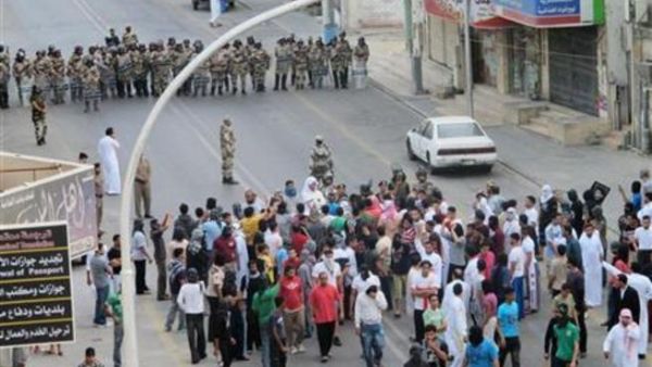 محتجون ببلدة القطيف بشرق السعودية يوم الجمعة
