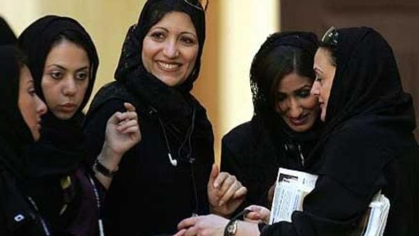 Saudi Press Agency reported the total number of Saudi women working in the private sector was 466,000 against 146,765 expatriate women. (File photo)