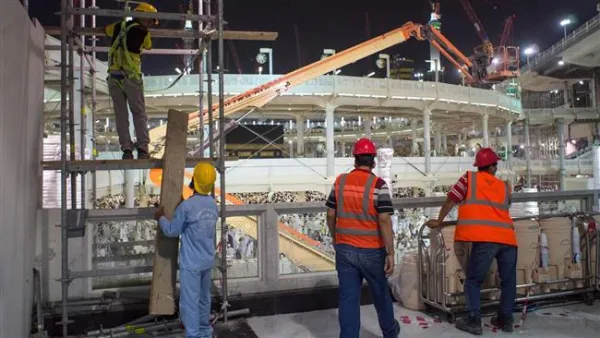The company has completed the formalities to transfer residence permits of more than 15,000 workers allowing them to join other companies. (File photo)