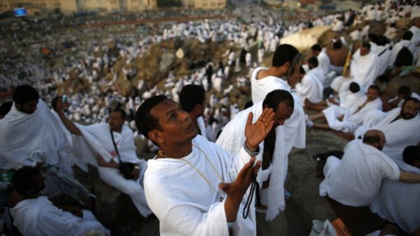 Demand surges for internet or network services that help pilgrims maintain contact with their relatives during their stay abroad. (AFP/Ahmad Gharabli)
