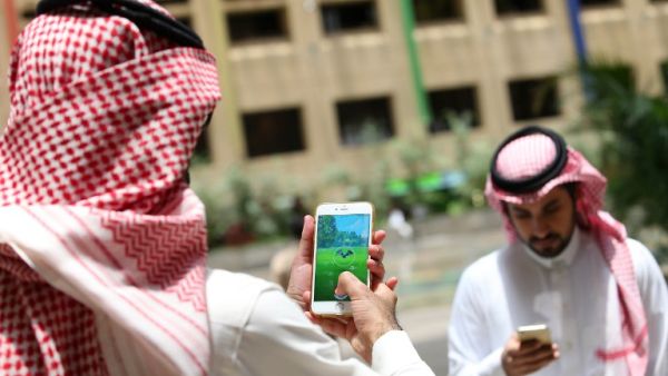 Saudi men play with the Pokemon Go application on their mobiles in the capital Riyadh on July 17, 2016. (AFP/Stringer)