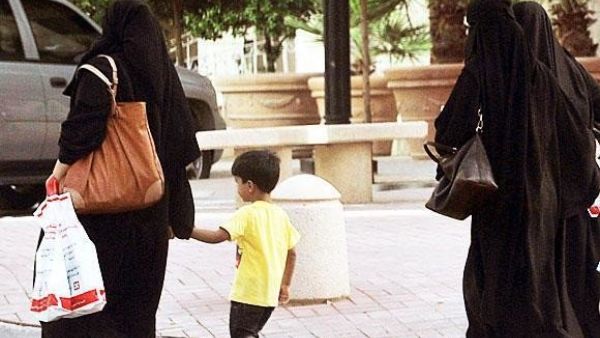 Saudi women and a child walk along a street in Riyadh. (AFP/File photo)