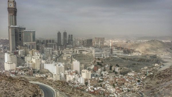 عانينا في فترة ماضية من تسلح بعض أدعياء الدعوة الذين استولوا على المنابر في بعض الأماكن