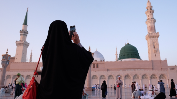MEDINA, SAUDI ARABIA - 1 DISEMBER 2016 : Muslim pilgrimages taking photograph of Green Dome at Prophet Muhammad Mosque or Masjid Nabawi | Shutterstock.