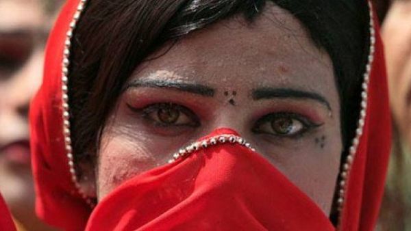 القاء القبض على فتاة سعودية ظهرت في فيديو تم تداوله على نطاق واسع وهي تتناول وجبة الفطور مع رجل مصري.