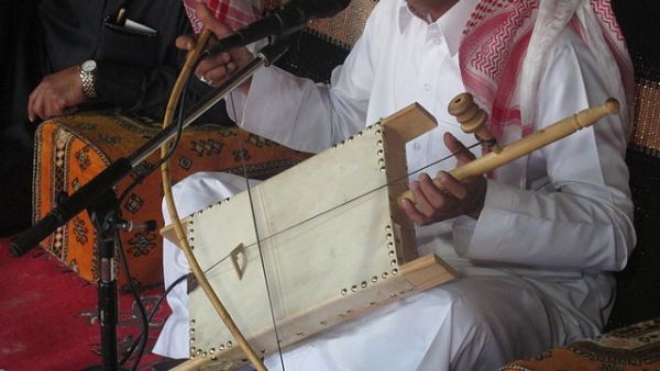 Saudi musician performs (Wikimedia Commons)