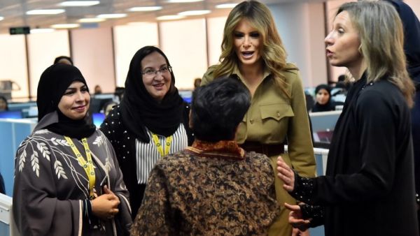 First Lady Melania Trump (C) chats with employees during a visit to the GE All-Women Business Process Services and IT Centre on May 21, 2017, in the Saudi capital Riyadh. (AFP/Giuseppe Cacace