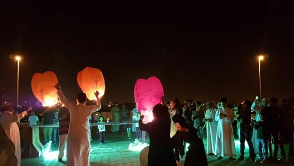 Saudis gather to light lanterns and mark Earth Hour. (Twitter/Arab News)
