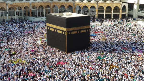 Saudi police detain Qatar pilgrim on 'terror charges' at end of Ramdan, (Shutterstock)