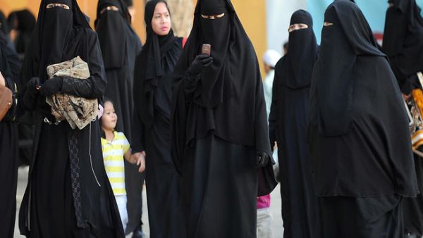 Omair explained that the ratio of Saudi women assuming senior administrative positions has increased from 19 percent in 2004 to 24 percent in 2014. 