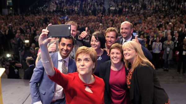 Politicians from the Scottish National Party take a selfie (AFP / File)