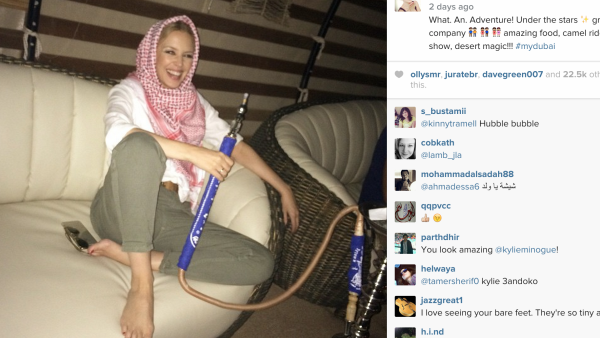 Kylie enjoys shisha in the Dubai desert. (Image: Instagram)