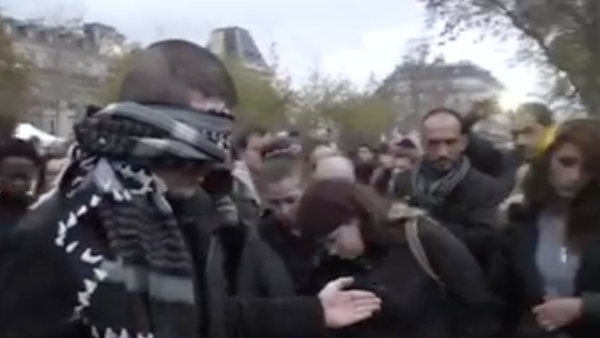 Above a wave of xenophobic hatred, plenty of humanity still exist in Paris, the proof is in this clip. (Facebook)