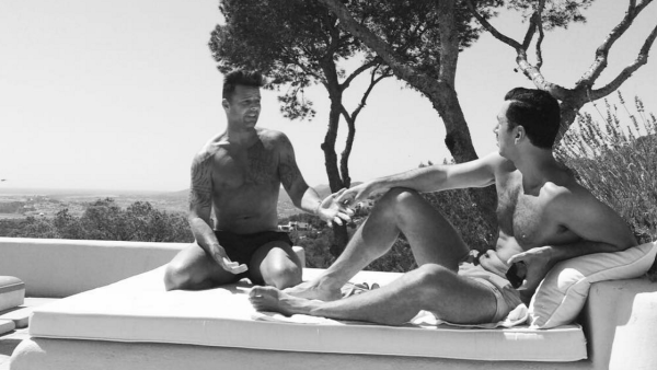 Ricky and Jwan relax on vacation in Spain. (Instagram)