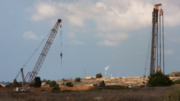Cranes and other machinery are seen on the Israeli side of the border with Gaza Strip, on September 8, 2016 (AFP Photo/Menahem Kahana)