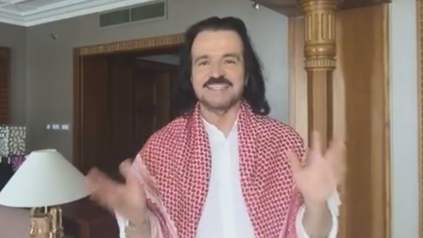 Yanni sporting a traditional Jordanian hatta in Amman. (Facebook)