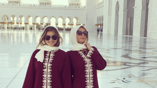 Paris and her friend at the Sheikh Zayed Grand Mosque in AD. (Instagram)
