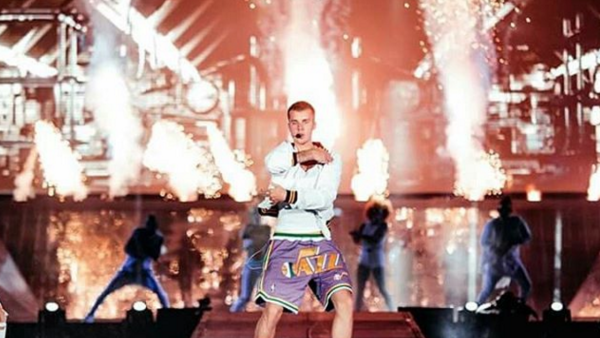 Fans braved the scorching heat to be first in line at the Biebs's concert. (Instagram)
