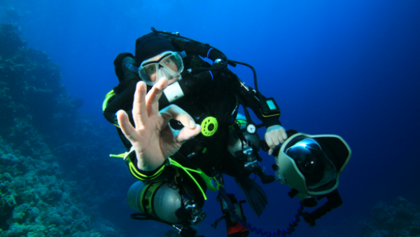 Diving cleanup in UAE. (Shutterstock)