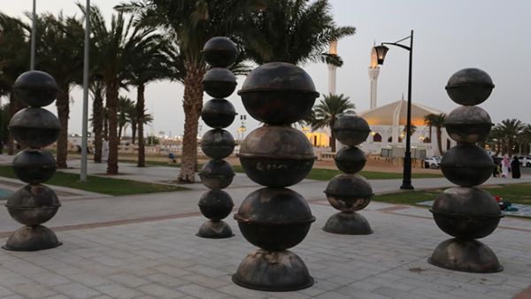 Maha Mallouh's scuplture, "Food for Thought," has been installed near the Al-Anani Mosque at the Jeddah corniche. Here pictured at the Saatchi gallery in London. (File)