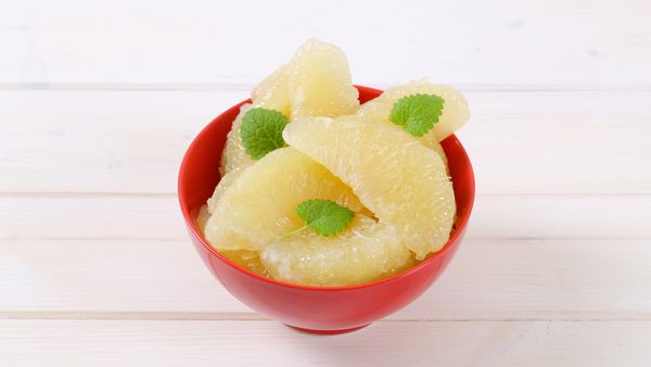 تساعد فاكهة البوملي على تقوية وتمتين اللياقة البدنية عند الإنسان

