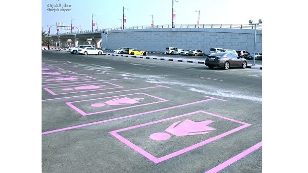 شملت المواقف التي إكتست باللون الوردي مواقف  خاصة للنساء من الموظفين والمتعاملين وكذلك مواقف المسافرين.