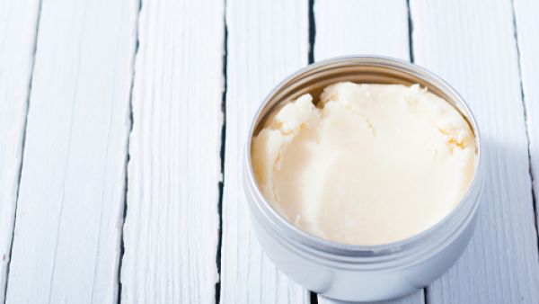 تعمل زبدة الشيا على تقليل الهالات السّوداء حول العين