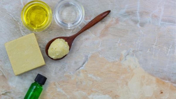 تعمل زبدة الشيا على التخلصِ من الخطوط البيضاء التي تنتج عن زيادة الوزن