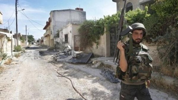 A Syrian army soldiers holds up his weapon during a battle against opposition fighters in the city of Qusayr, in Syria's central Homs province. (File photo: AFP)