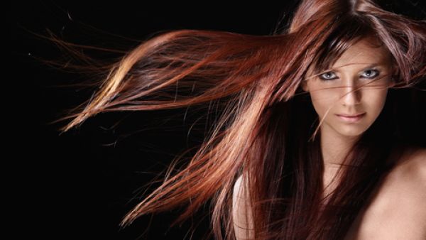  وصفة سحرية من مواد طبيعية لكل من تحلم بشعر حريري ناعم