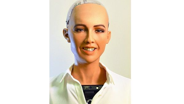 سوف تقوم صوفيا بعقد مقابلة ثنائية مع المذيع ديميان واتسون، الذي يعمل رئيساً لمحطة إذاعية في شركة أبوظبي للإعلام.
